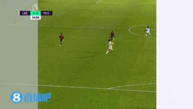 C罗被罚下后，看台上的爱尔兰球迷模仿他做出的哭泣手势